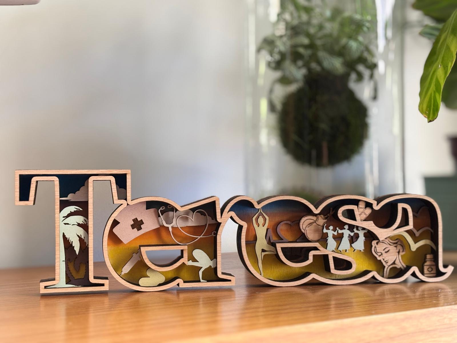 Nombre completo Teresa en madera multicapa para enfermera amante del yoga y los viajes